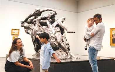 Family exploring sculpture at Louvre Abu Dhabi.