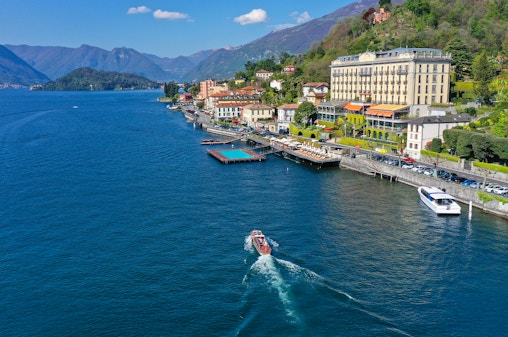 Depuis Milan : visite privée en bateau du lac de Côme avec St. Moritz en train rouge de la Bernina