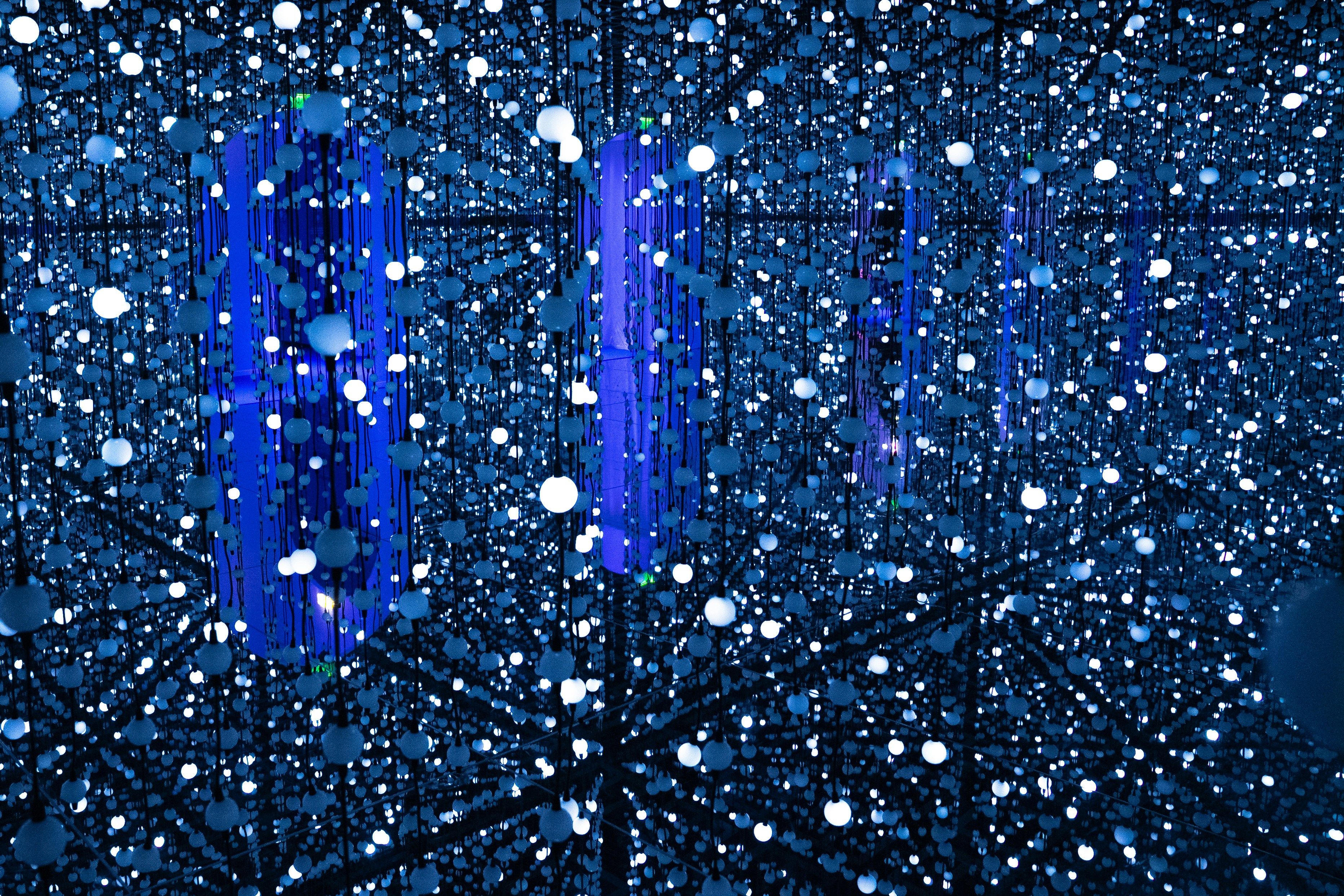 Interactive light installation at Bubble Planet, Cologne.
