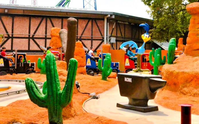 ACME Trucking Company ride with cartoon theme at Six Flags Mexico.