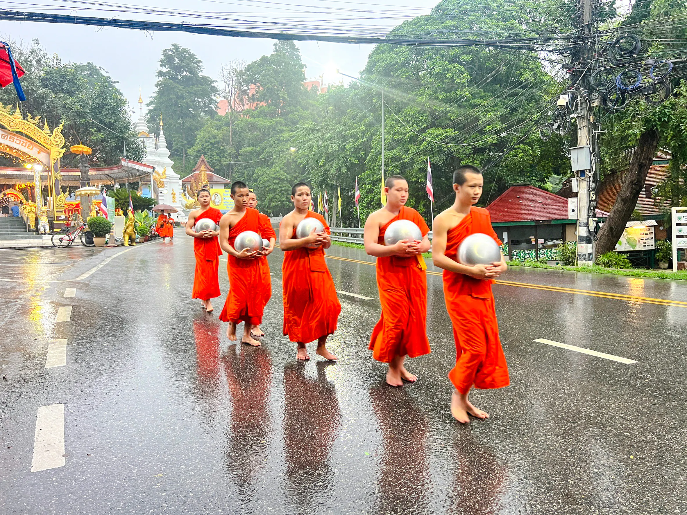Chiang Mai Sunrise Almsgiving & Local Morning Market Walk