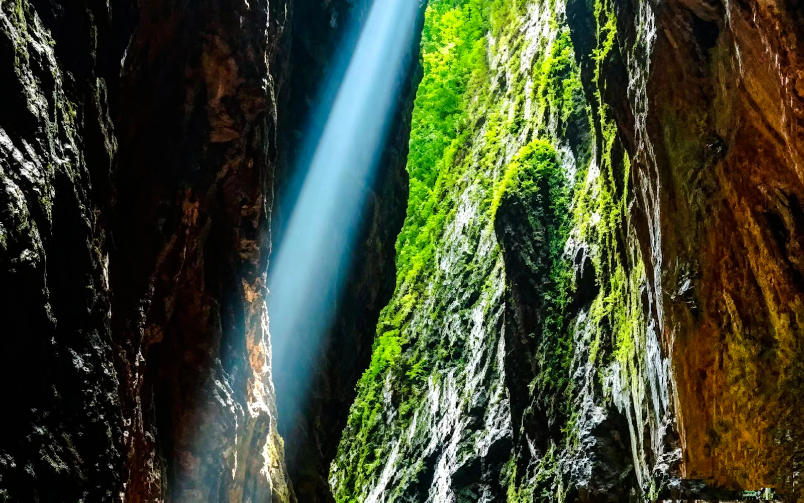 From Chongqing: Wujiang River, 816 Nuclear Project and Wuling Mountain Great Rift Valley Tour (Product 53027)