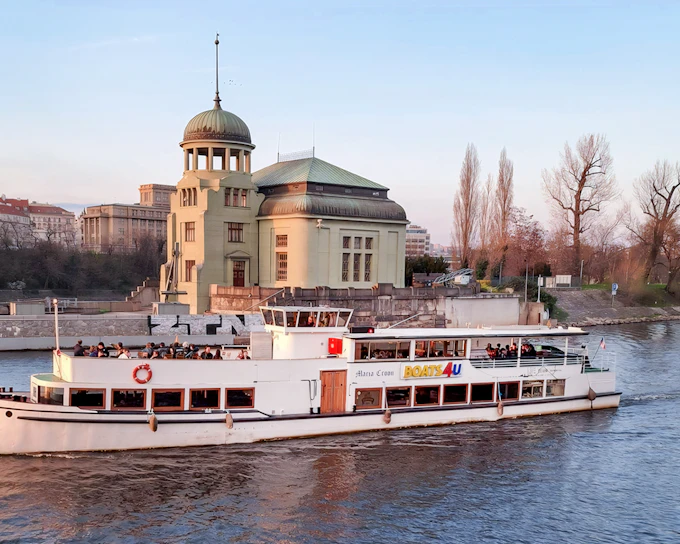 Prague Sightseeing Cruise with Hot Drink and Homemade Dessert
