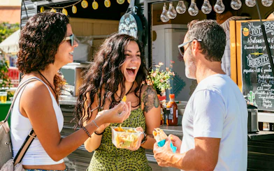 Group enjoying street food at a vendor during Sternschanze walking tour.