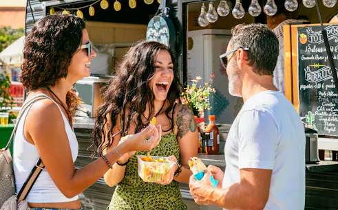 Group enjoying street food at a vendor during Sternschanze walking tour.