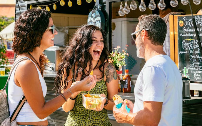 Group enjoying street food at a vendor during Sternschanze walking tour.