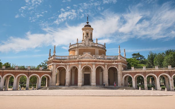 San Antonio de Padua church in Madrid with arched colonnade and central dome.