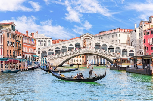 Paseo en góndola clásico por el gran canal de Venecia