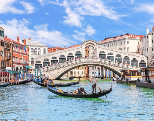 Una gondola vicino al Ponte di Rialto - giro gondola venezia