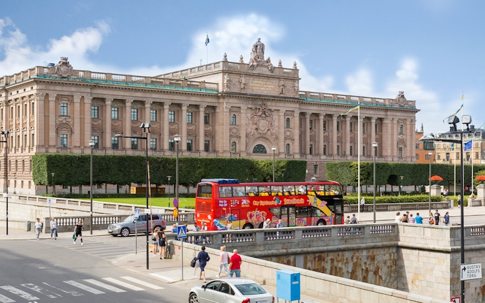 Sightseeing bus in front of the Swedish Parliament building, Stockholm.