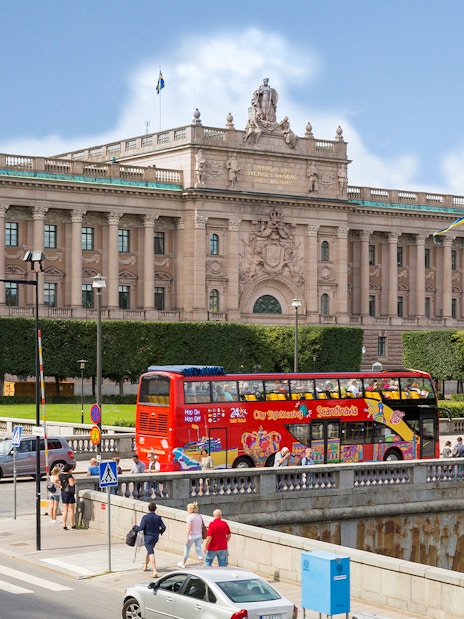 Sightseeing bus in front of the Swedish Parliament building, Stockholm.