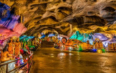From Kuala Lumpur: Batu Caves Private Tour with Ramayana Cave Entry and Batik Factory Visit