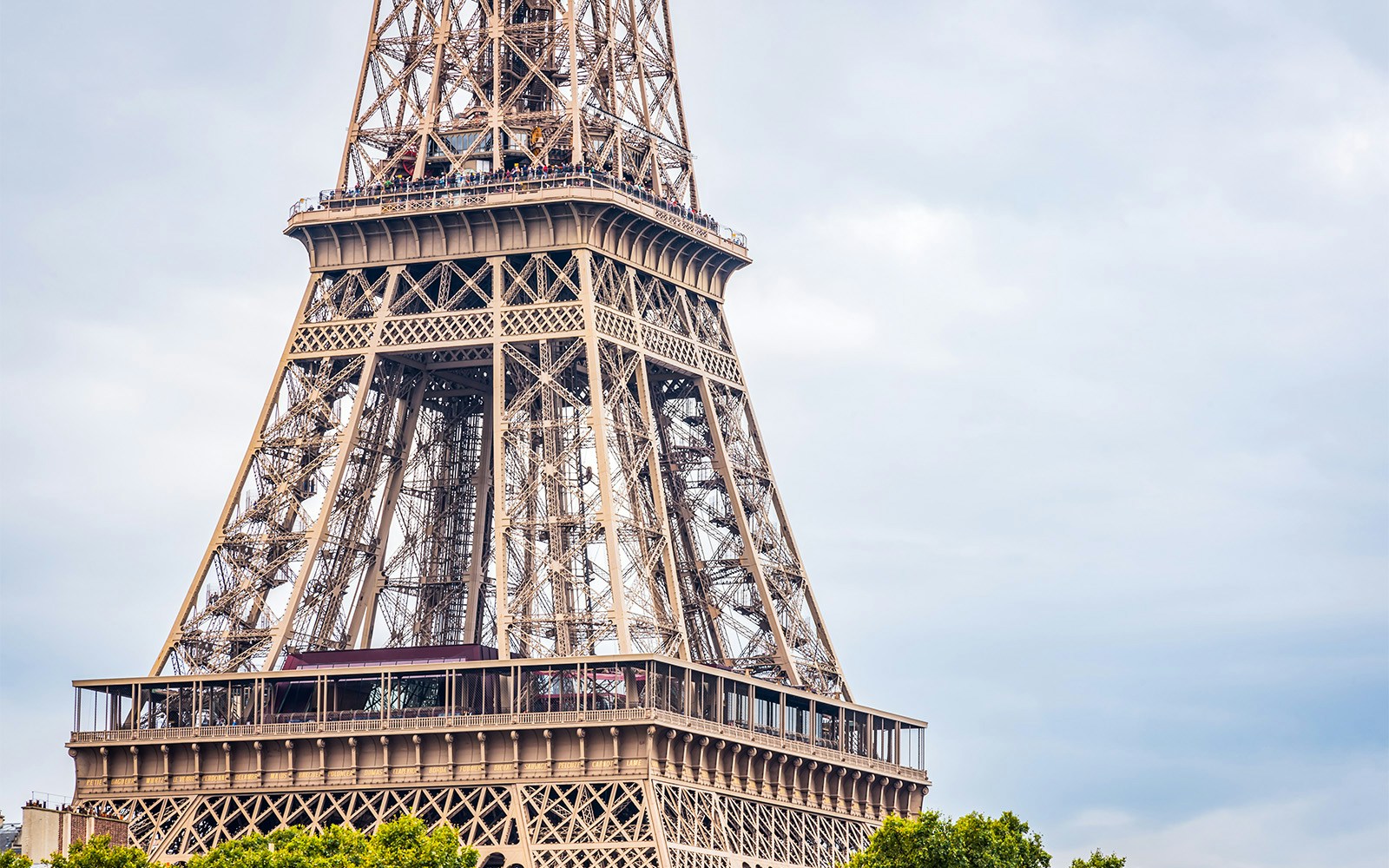 Erste Ebene des Eiffelturms in Paris von außen