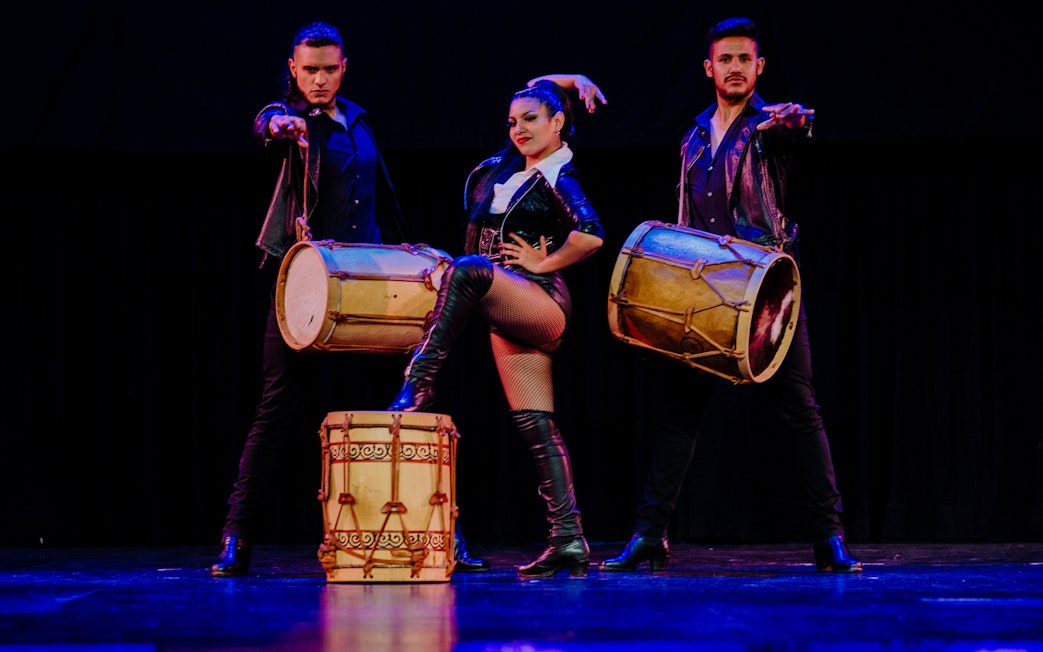 Tango artists performing with drums at Tango Porteño Show in Buenos Aires.