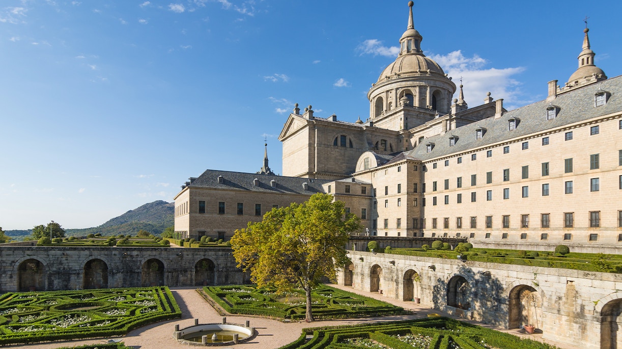 Royal Site of San Lorenzo de El Escorial with courtyard and garden view.