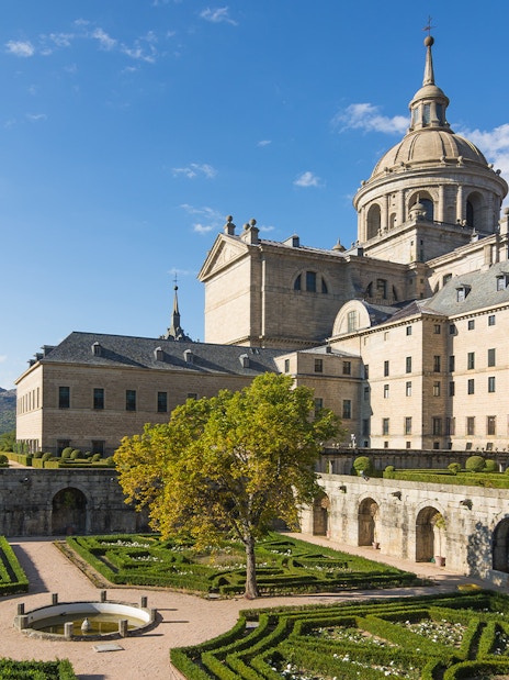 Royal Site of San Lorenzo de El Escorial with courtyard and garden view.