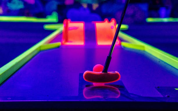 3D blacklight minigolf course with neon colors in Dubai.