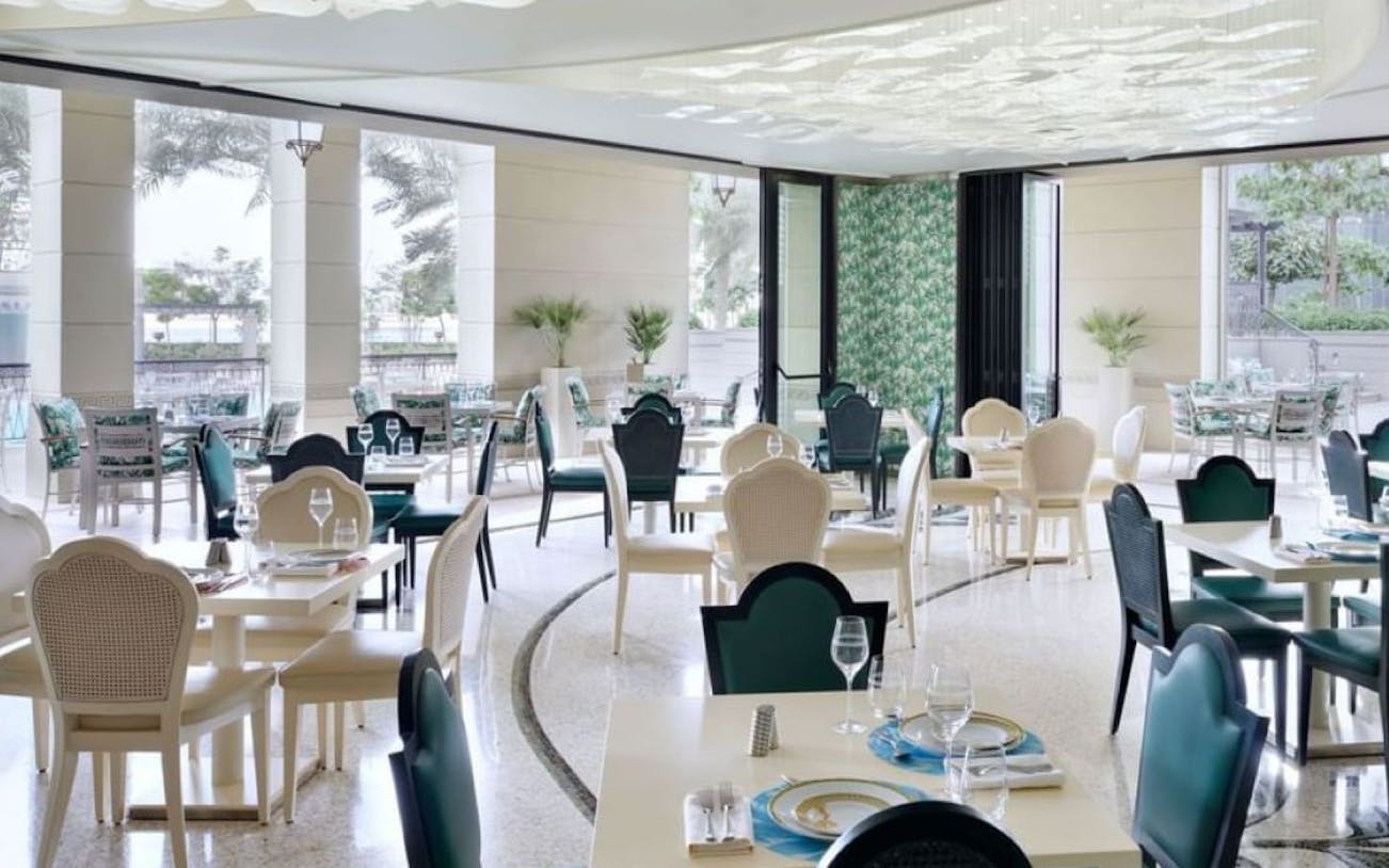 ужин-шведский стол в ресторане giardino: международный шведский стол с живыми кулинарными станциями в зале, оформленном в стиле джунглей от versace, и на открытой террасе-5