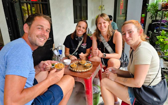 gourmet-rundgang in kleingruppe durch hoi an mit dem steigenlassen von papierlaternen und einer bootsfahrt auf dem hoai-fluss-2