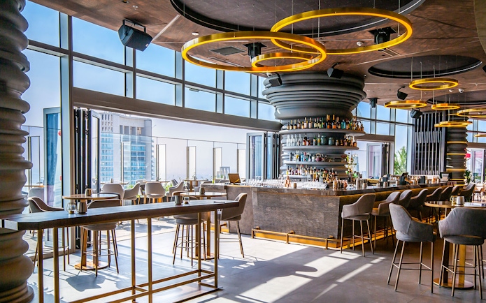 CÉ LA VI Dubai restaurant interior with bar and seating, offering Burj Khalifa views.