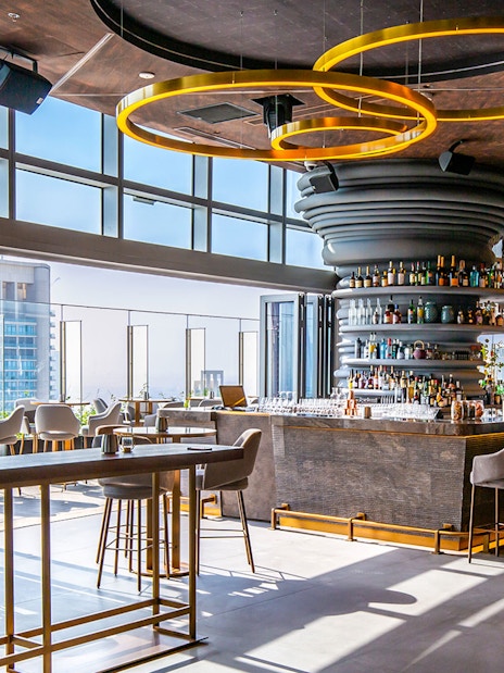 CÉ LA VI Dubai restaurant interior with bar and seating, offering Burj Khalifa views.