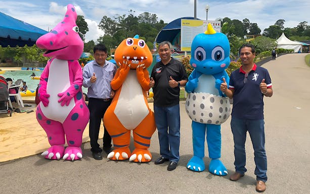 Menara Taming Sari and Melaka Wonderland mascots with visitors at the park.
