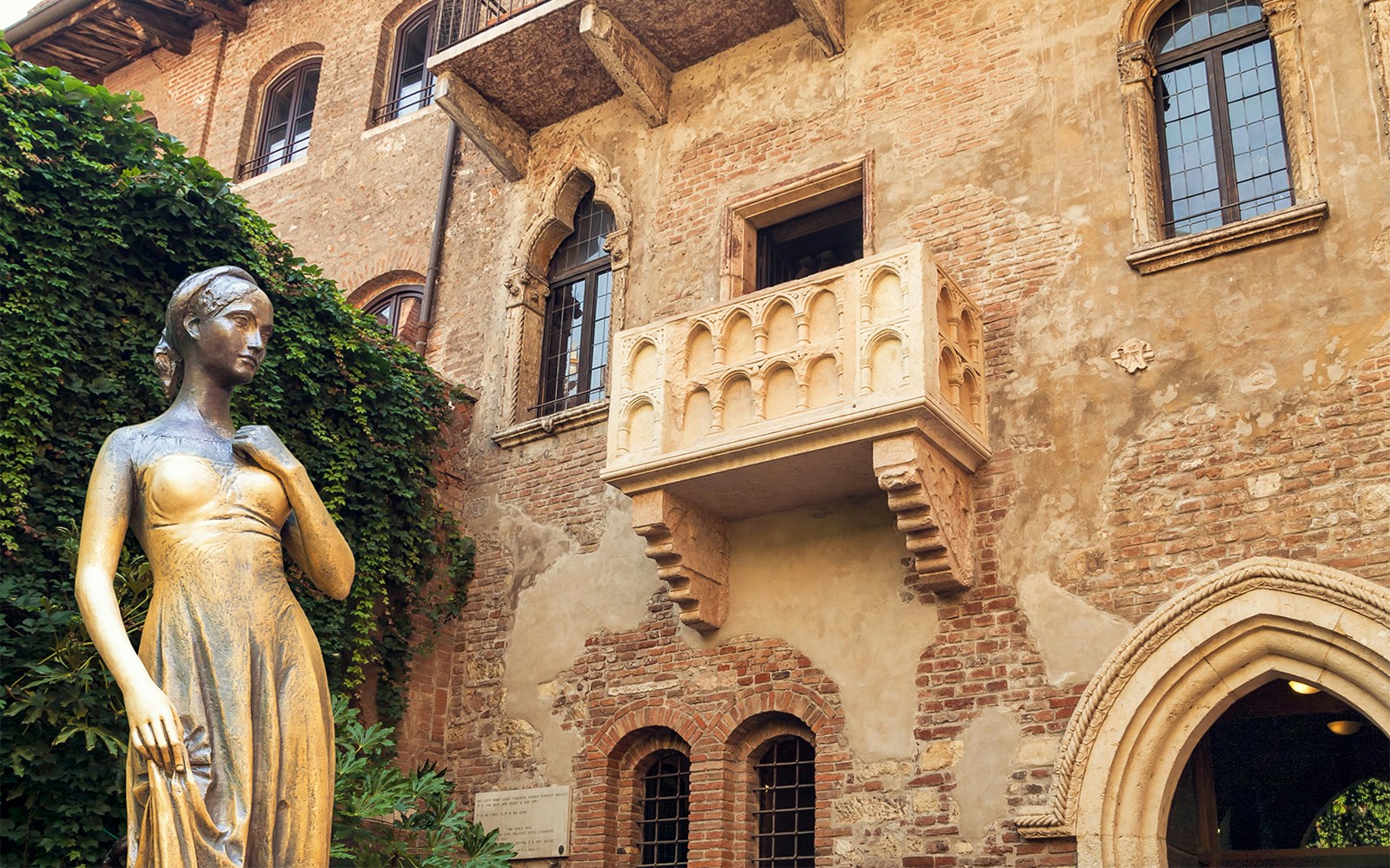 Juliet's House balcony and statue in Verona, Italy.