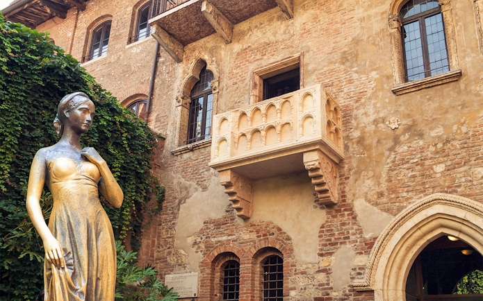 Juliet's House balcony and statue in Verona, Italy.