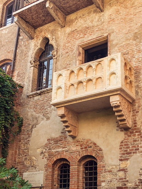 Juliet's House balcony and statue in Verona, Italy.