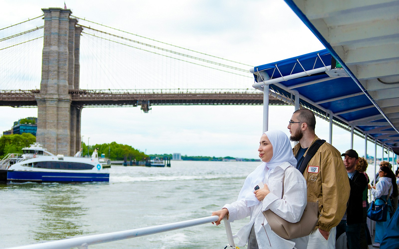 Couple looking at brooklyn bridge on the New York City Landmarks Sightseeing Cruise