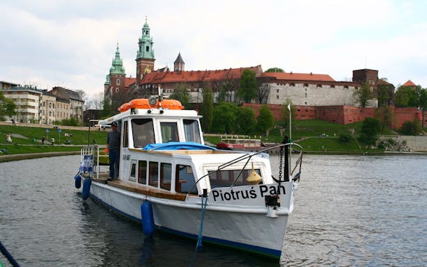 krakow vistula river sightseeing cruise showcasing city landmarks and historical highlights-2