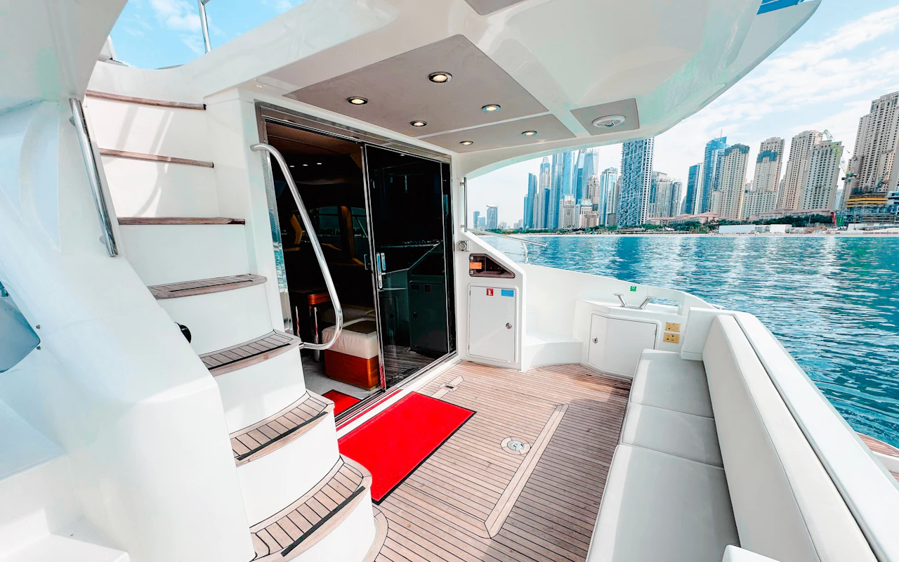 Location d'un yacht de luxe privé à partir de la marina de Dubaï - Groupes jusqu'à 12 personnes — 7