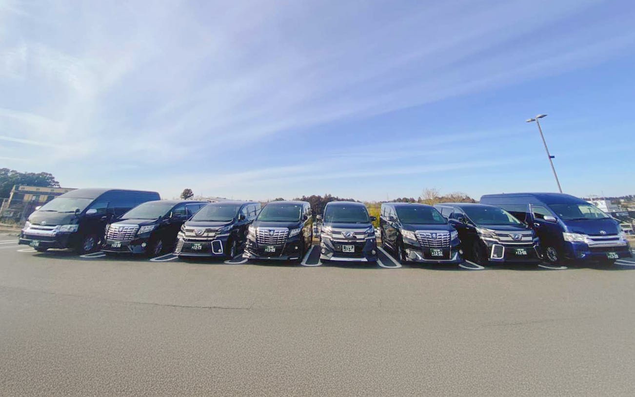 Private transfer vehicles for Tokyo Disney Resort in a parking lot.