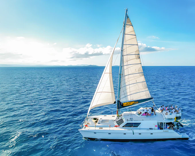 Airlie Beach: Whitsunday Islands Sail, SUP & Snorkel Premium Cruise with Lunch