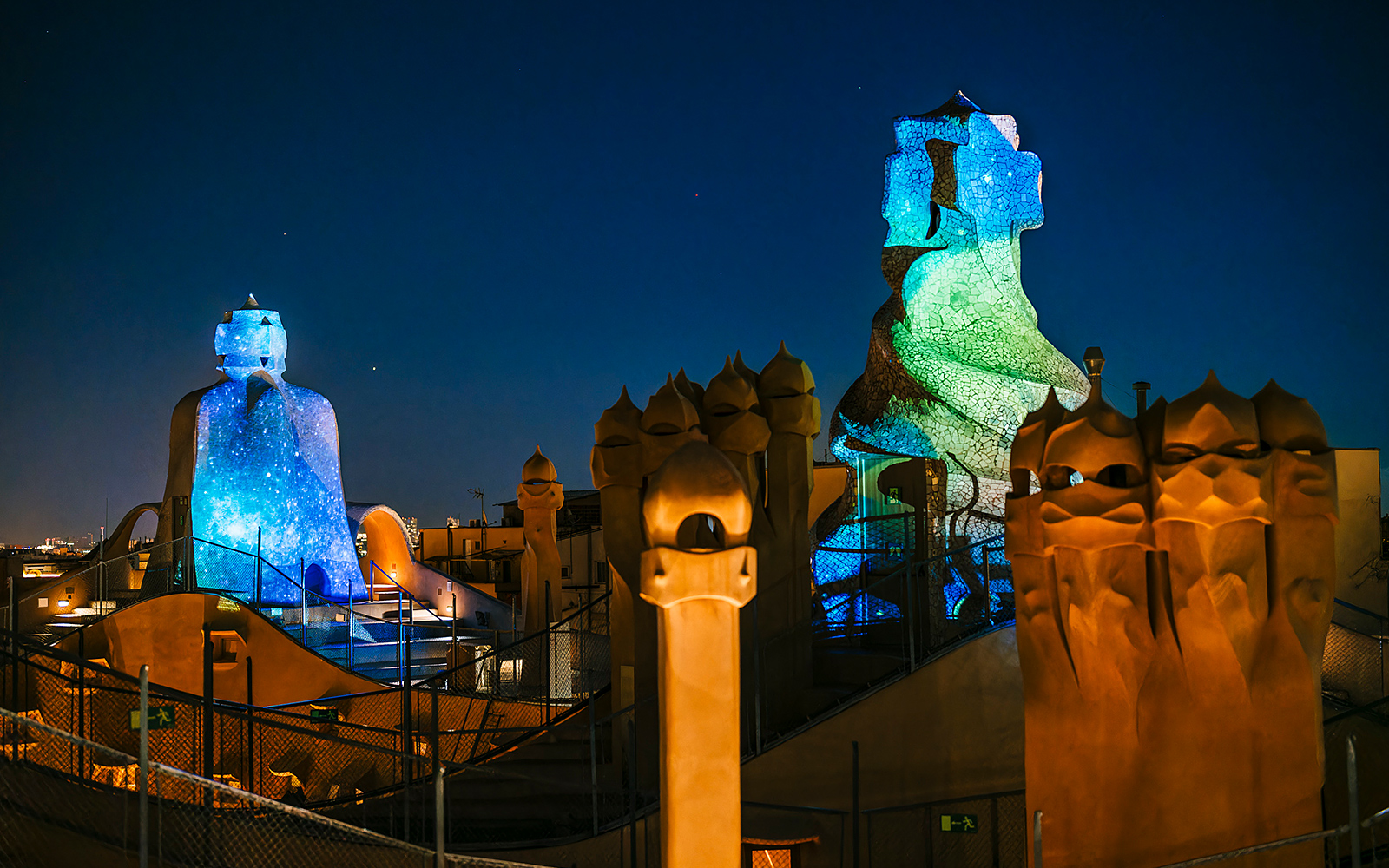 Admire the magical audiovisual display on the attraction’s rooftop.