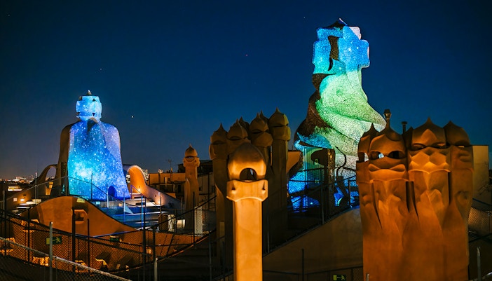 Admire the magical audiovisual display on the attraction’s rooftop.