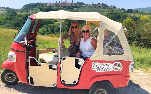 San Gimignano Private Vintage Tuk Tuk Scenic Tour with Local Driver-Guide and Chianti Hills Route