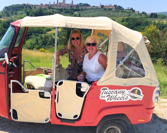 San Gimignano Private Vintage Tuk Tuk Scenic Tour with Local Driver-Guide and Chianti Hills Route