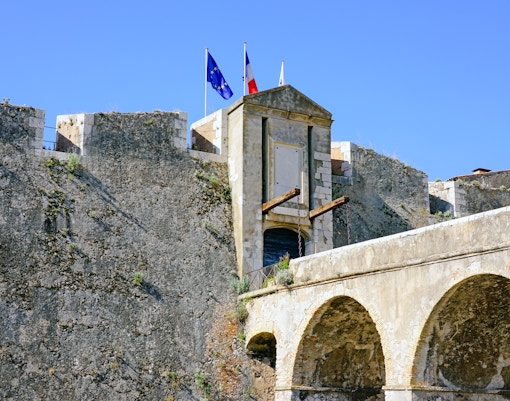 Zitadelle Saint Elme mit Flaggen, Villefranche sur Mer, Nizza.