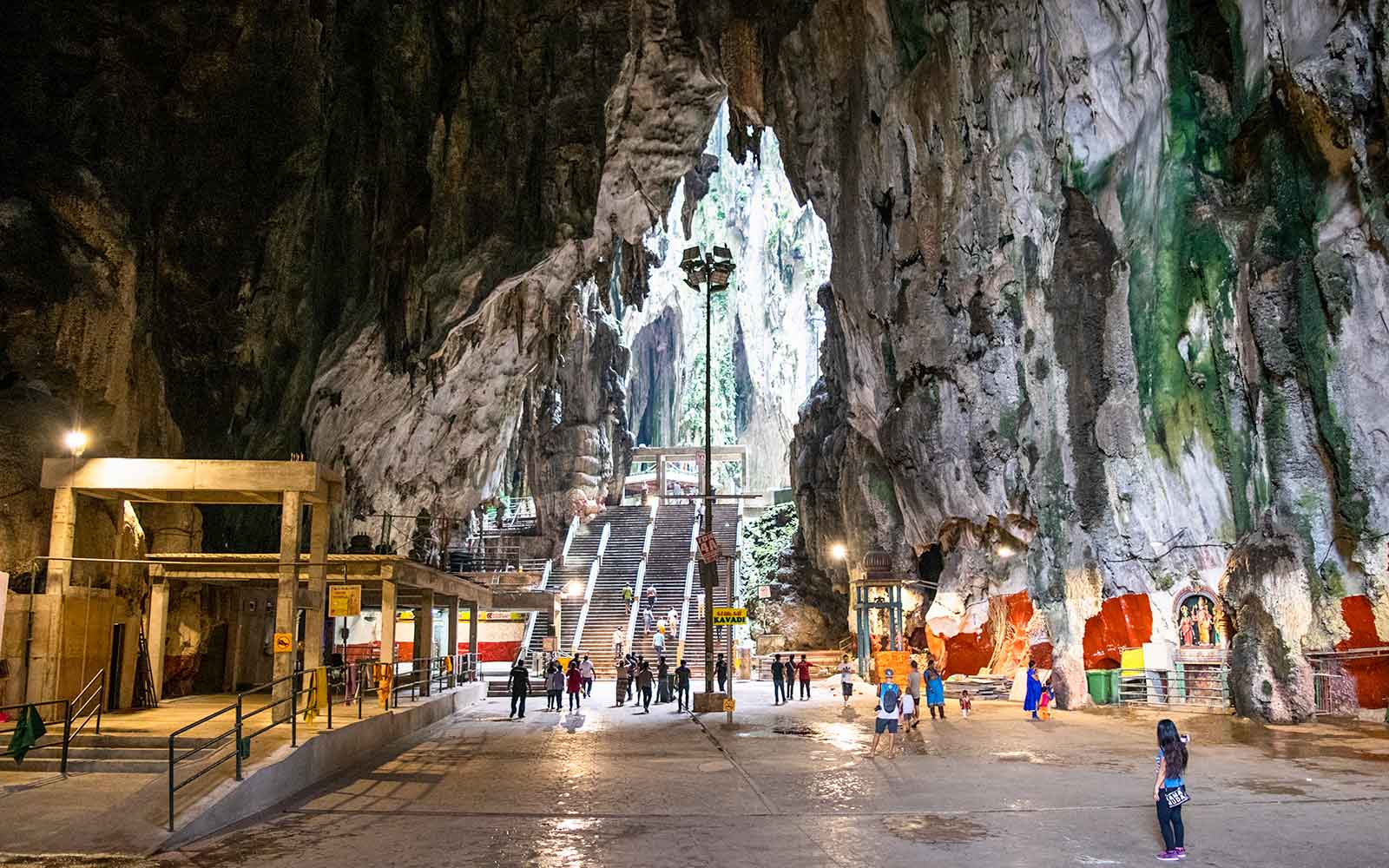 Water and cave design features