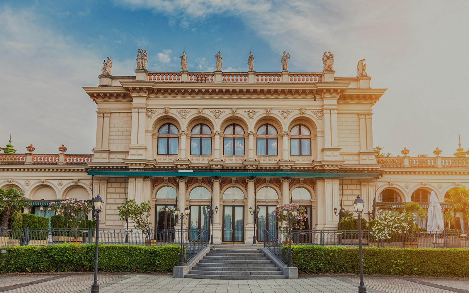 Kursalon no Stadtpark em Viena, Áustria, com fachada de sala de concertos clássica.