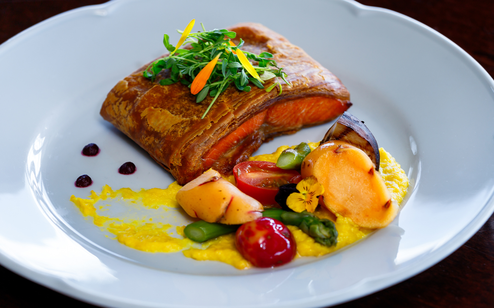 Premium meal with salmon and vegetables on Perito Moreno, Spegazzini & Upsala tour.