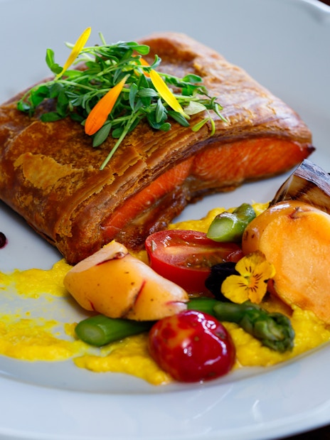 Premium meal with salmon and vegetables on Perito Moreno, Spegazzini & Upsala tour.