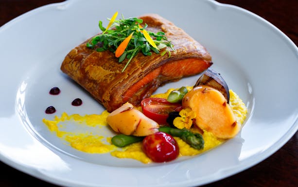Premium meal with salmon and vegetables on Perito Moreno, Spegazzini & Upsala tour.
