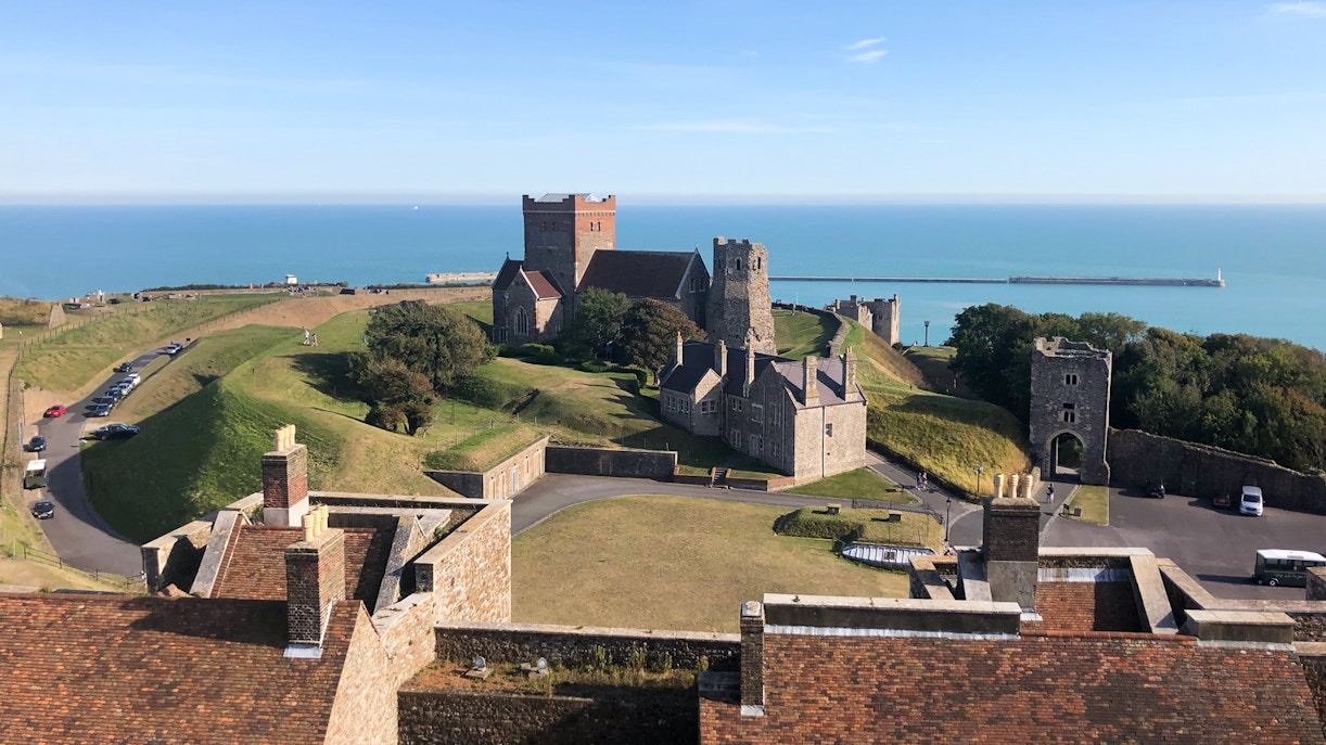 https://cdn-imgix.headout.com/media/images/4065bee9be2a97f9f3991c1c5a1ace20-dovercastle3.jpg