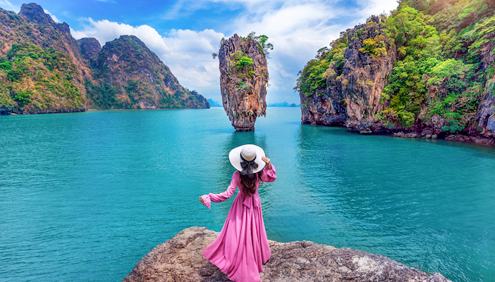 Linda garota em pé sobre a rocha na ilha James Bond em Phang nga, Tailândia.