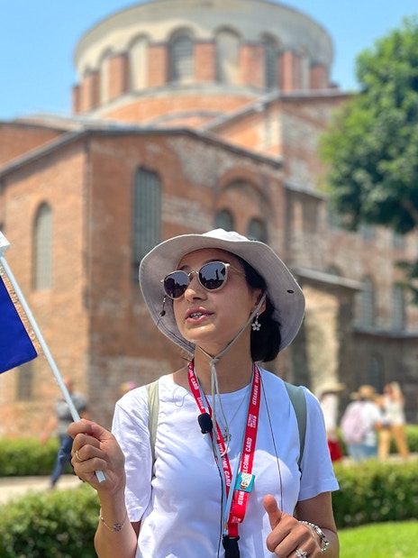 Tour guide leading a group at Topkapi Palace Museum, Istanbul, with skip-the-line access.