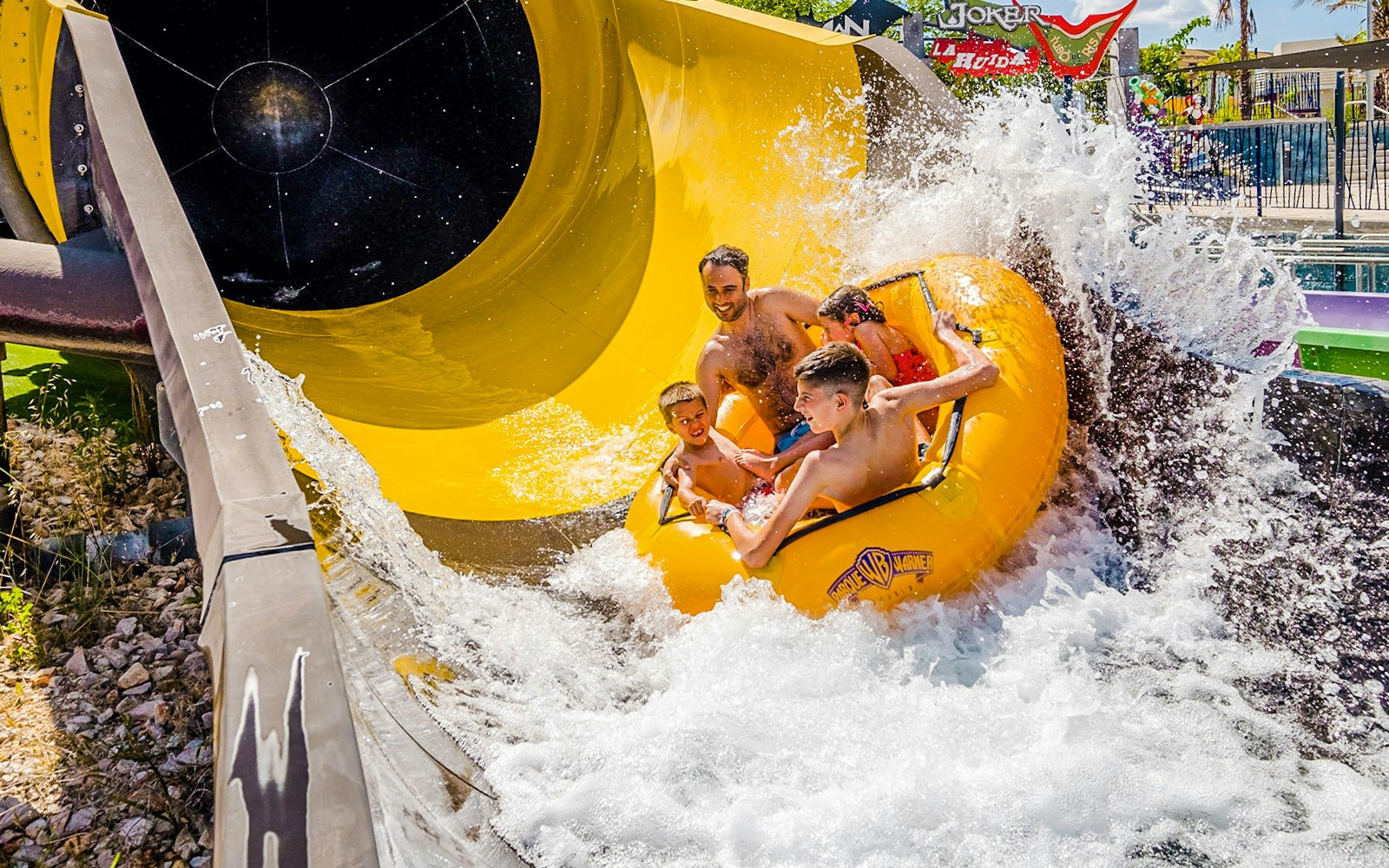 Parque Warner Beach wave pool with families enjoying water activities in Madrid.