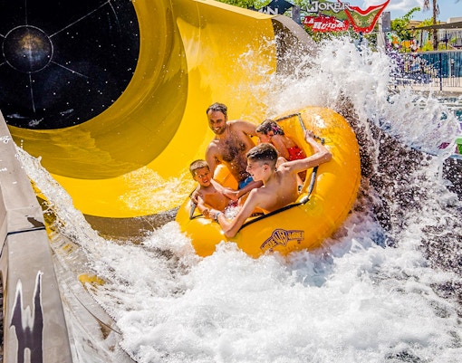 Parque Warner Beach wave pool with families enjoying water activities in Madrid.