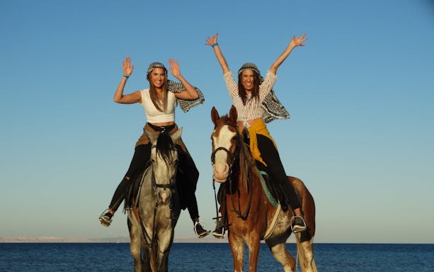 balade à cheval premium de 2 heures : sentier dans le désert et plage en bord de mer - hurghada-3